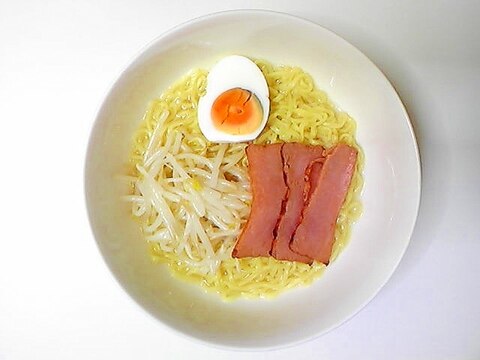 もやしと焼豚の塩ラーメン